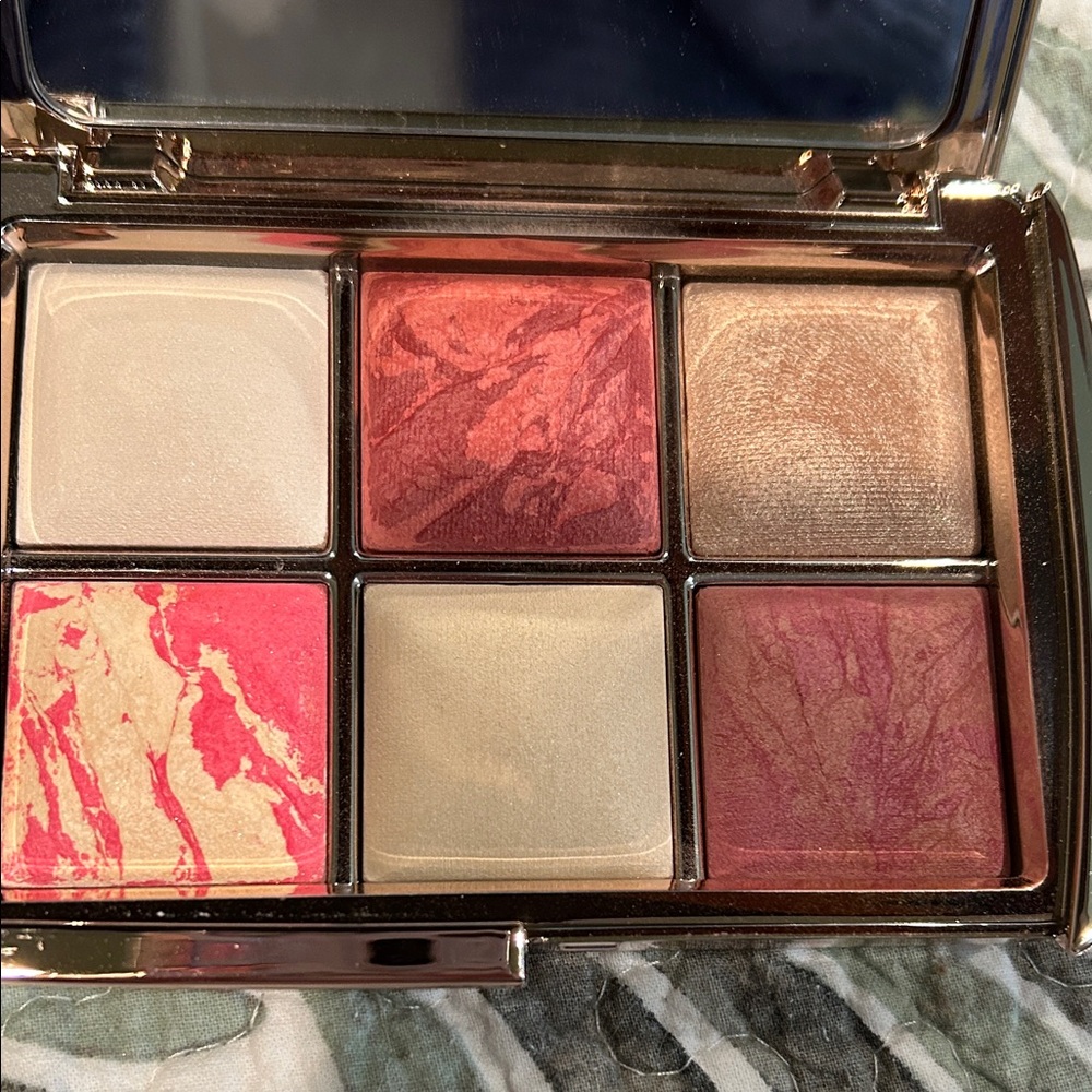 Hourglass pallette